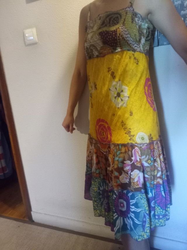 Vestido de flores lago medio con vuelo