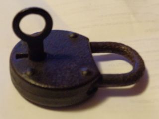 Lucchetto rotondo antico in ferro battuto