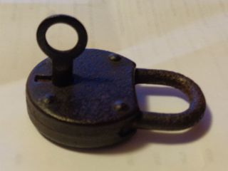 Lucchetto rotondo antico in ferro battuto