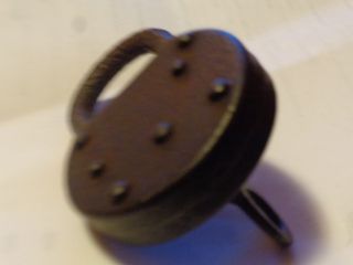 Lucchetto rotondo antico in ferro battuto