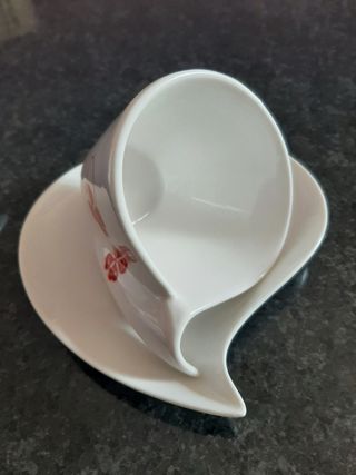 2 tazzine con piattini in porcellana