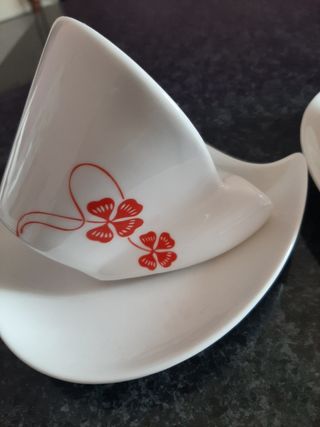 2 tazzine con piattini in porcellana