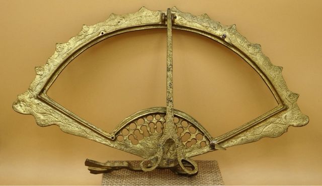 Abanico antiguo de bronce