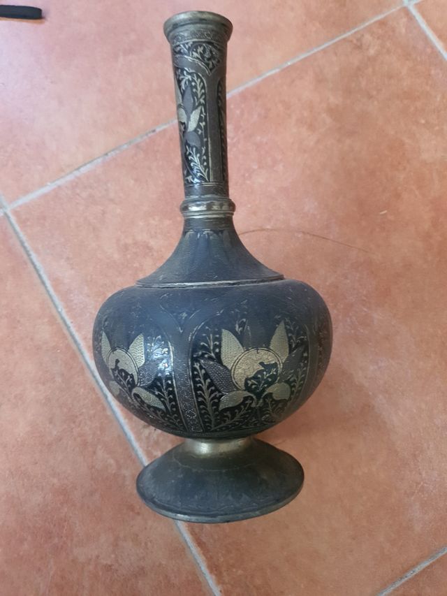 Anfora di metallo lavorata