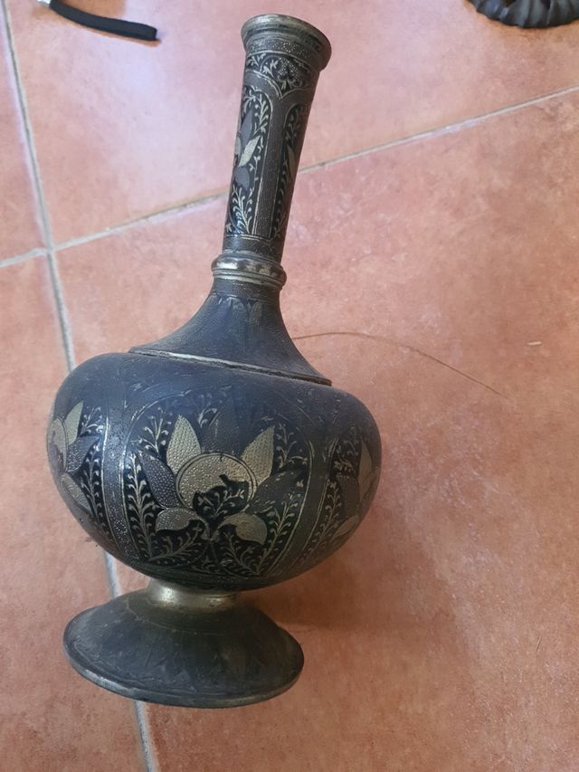 Anfora di metallo lavorata