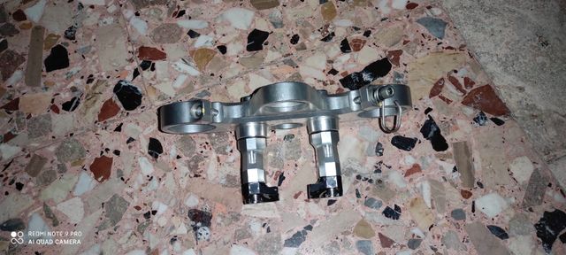 Piastra e manubrio moto