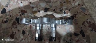 Piastra e manubrio moto