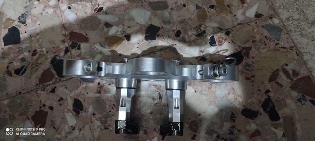 Piastra e manubrio moto