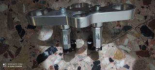 Piastra e manubrio moto