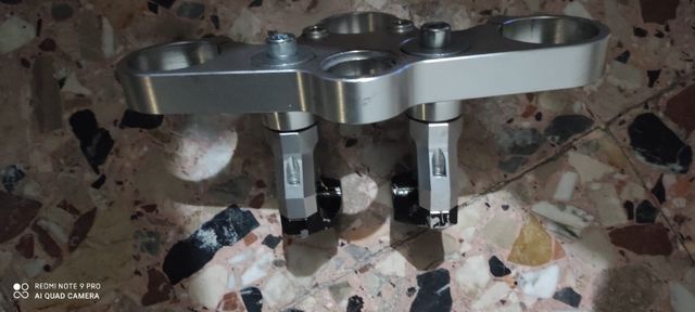 Piastra e manubrio moto