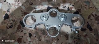 Piastra e manubrio moto