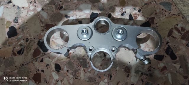 Piastra e manubrio moto