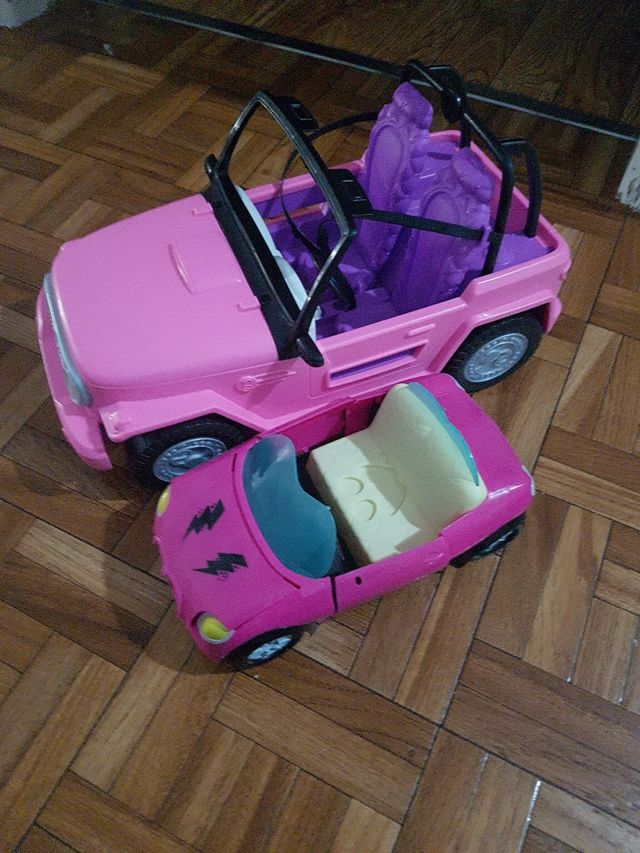 Dos coches de juguetes