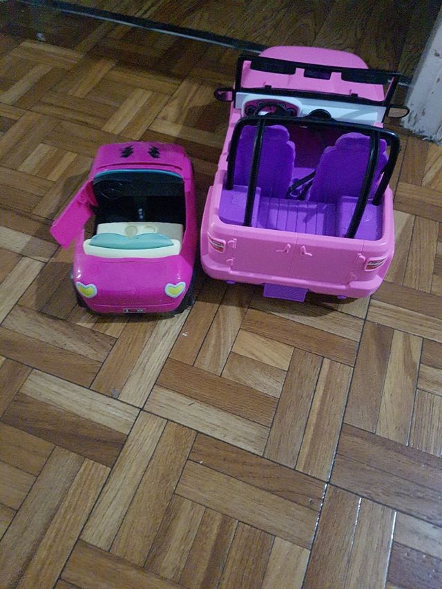 Dos coches de juguetes
