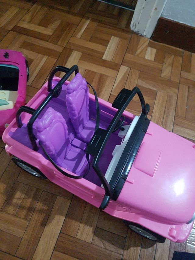Dos coches de juguetes