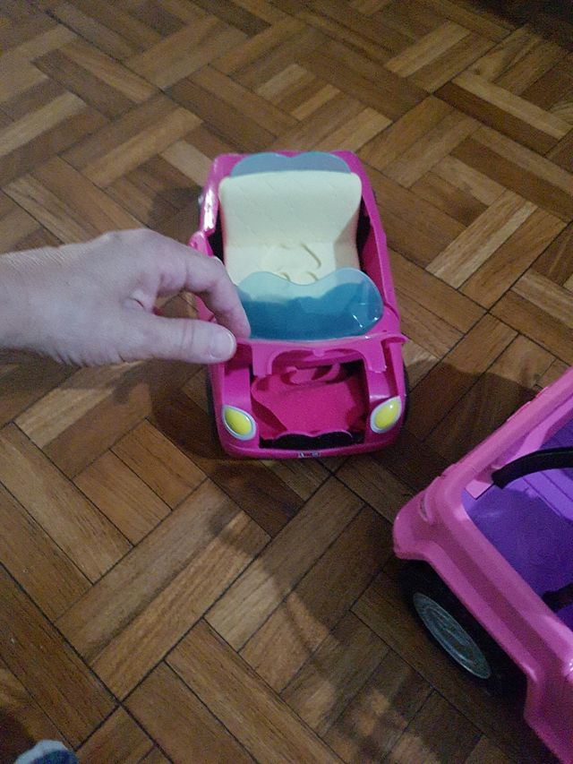 Dos coches de juguetes