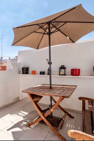 Banco, Mesa & Sombrilla – Todo listo para tu jardí