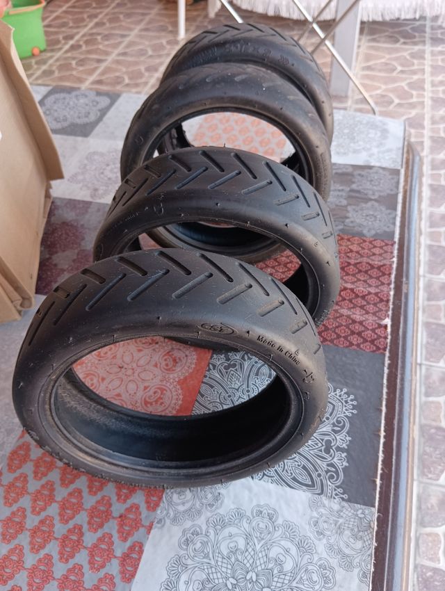 4 Neumáticos pequeñas.