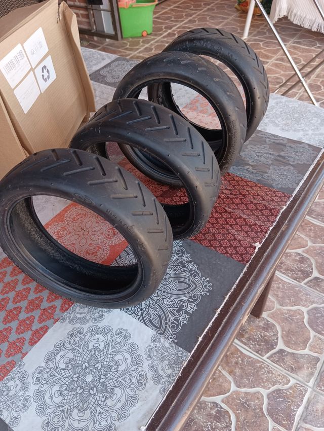 4 Neumáticos pequeñas.