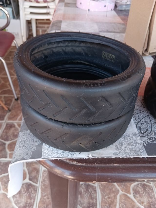 4 Neumáticos pequeñas.