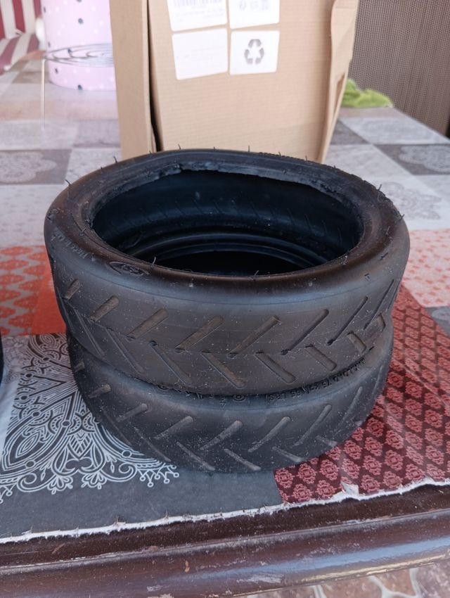 4 Neumáticos pequeñas.