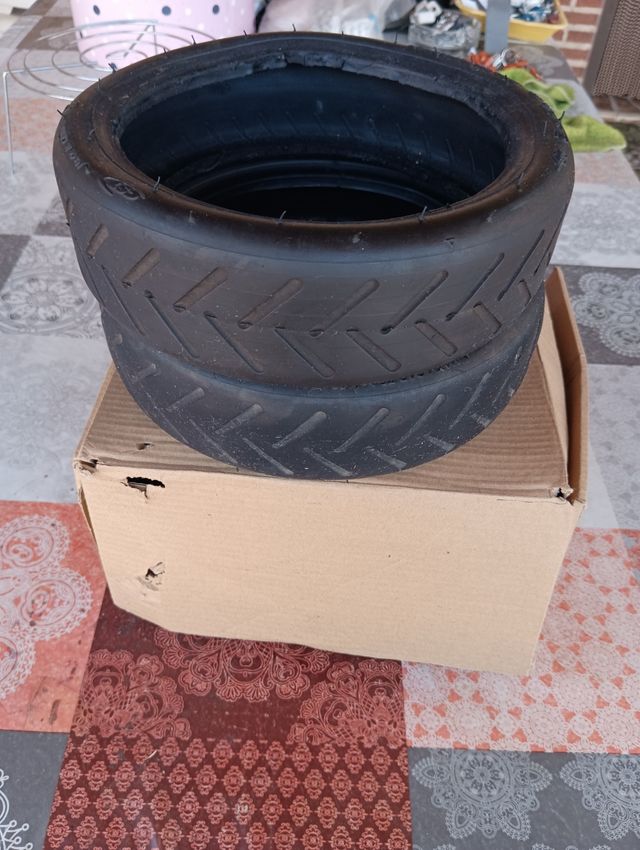 4 Neumáticos pequeñas.