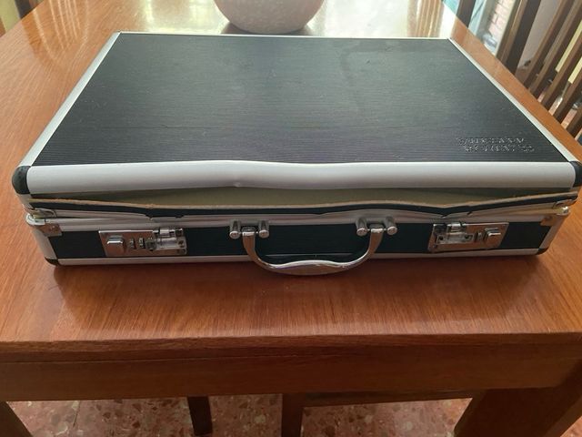 Maletin swissler royal con cuberteria sin estrenar