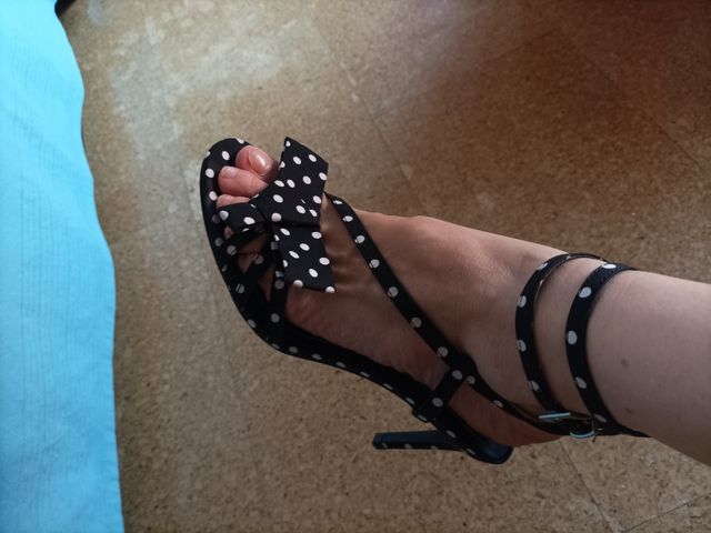 Sandalias tacón lunares blancos