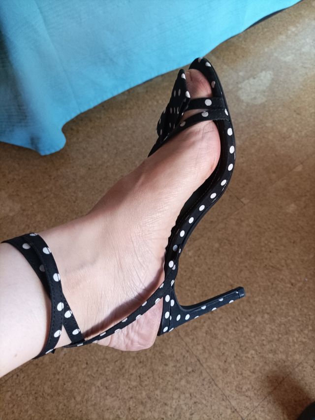 Sandalias tacón lunares blancos