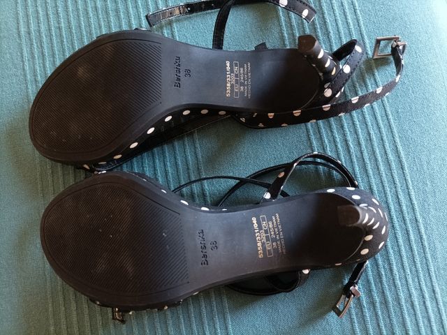 Sandalias tacón lunares blancos