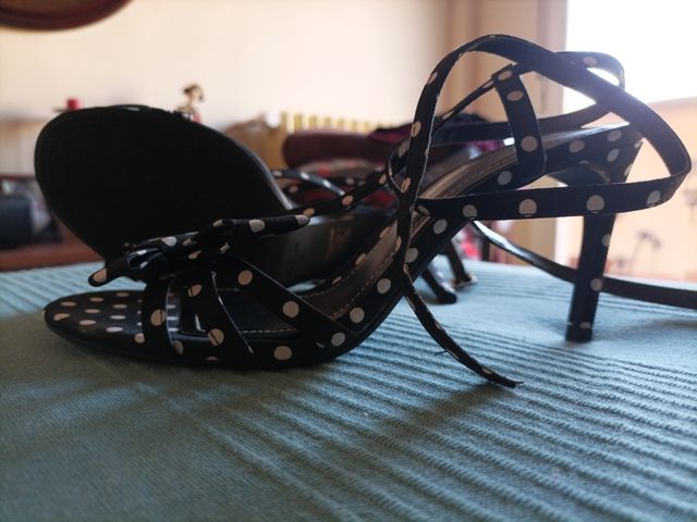 Sandalias tacón lunares blancos