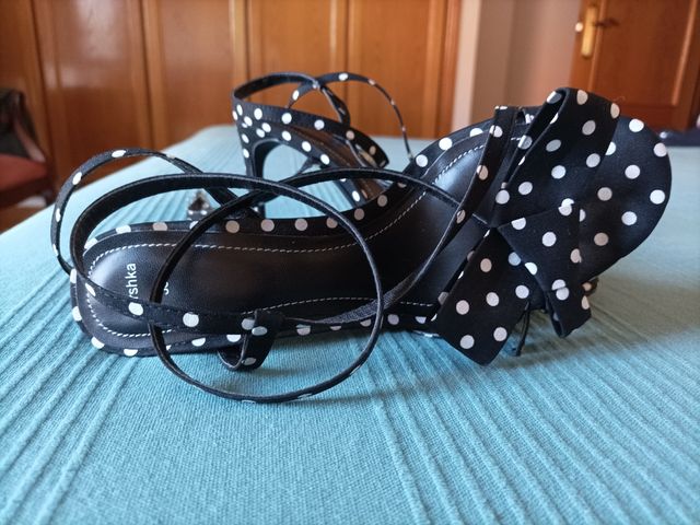 Sandalias tacón lunares blancos