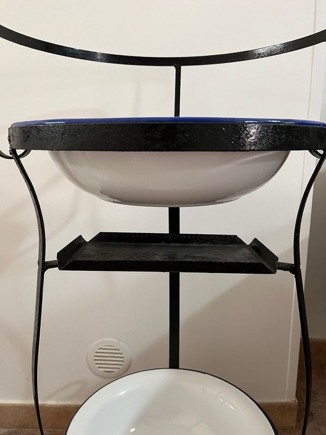 Vecchio lavabo in ferro