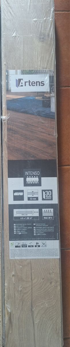 Suelo laminado Artens intenso 12 mm AC5