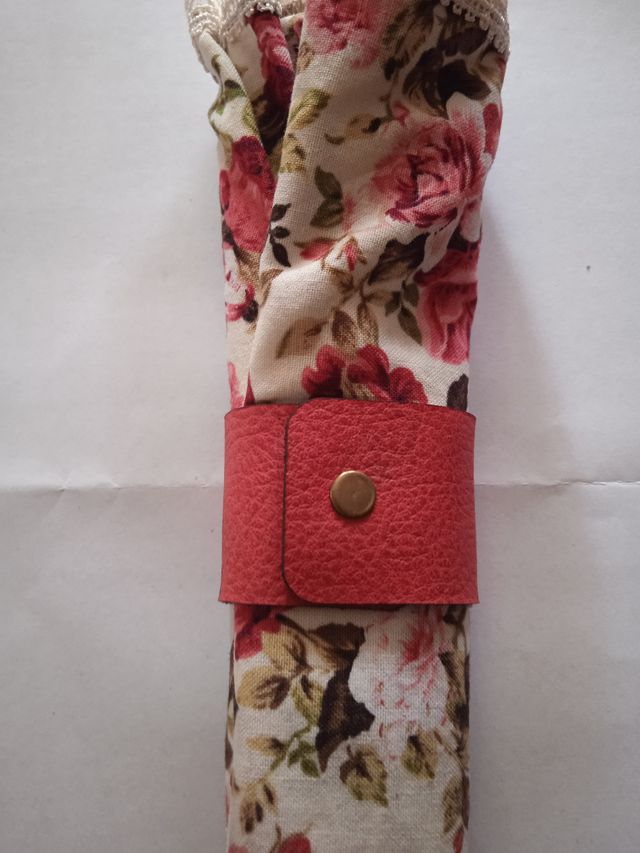 Portatovaglioli in cuoio o legno personalizzati