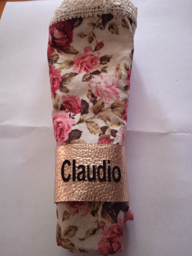 Portatovaglioli in cuoio o legno personalizzati