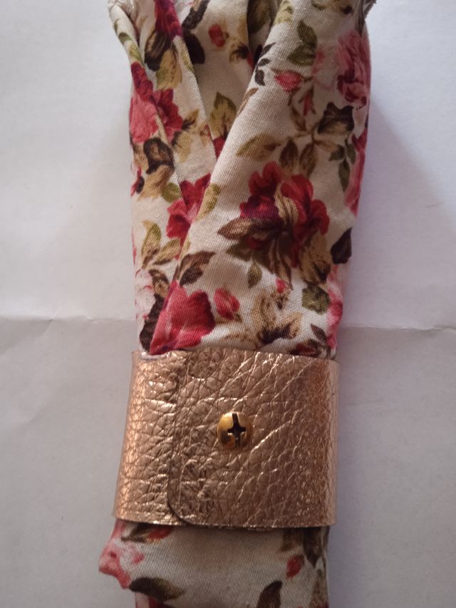 Portatovaglioli in cuoio o legno personalizzati