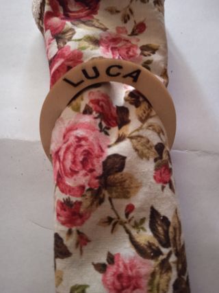 Portatovaglioli in cuoio o legno personalizzati