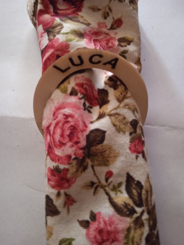 Portatovaglioli in cuoio o legno personalizzati