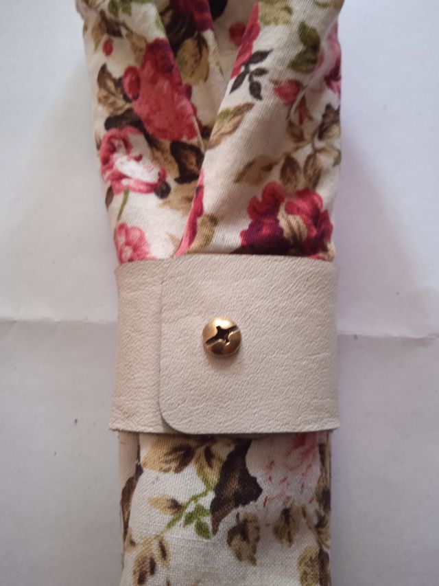 Portatovaglioli in cuoio o legno personalizzati