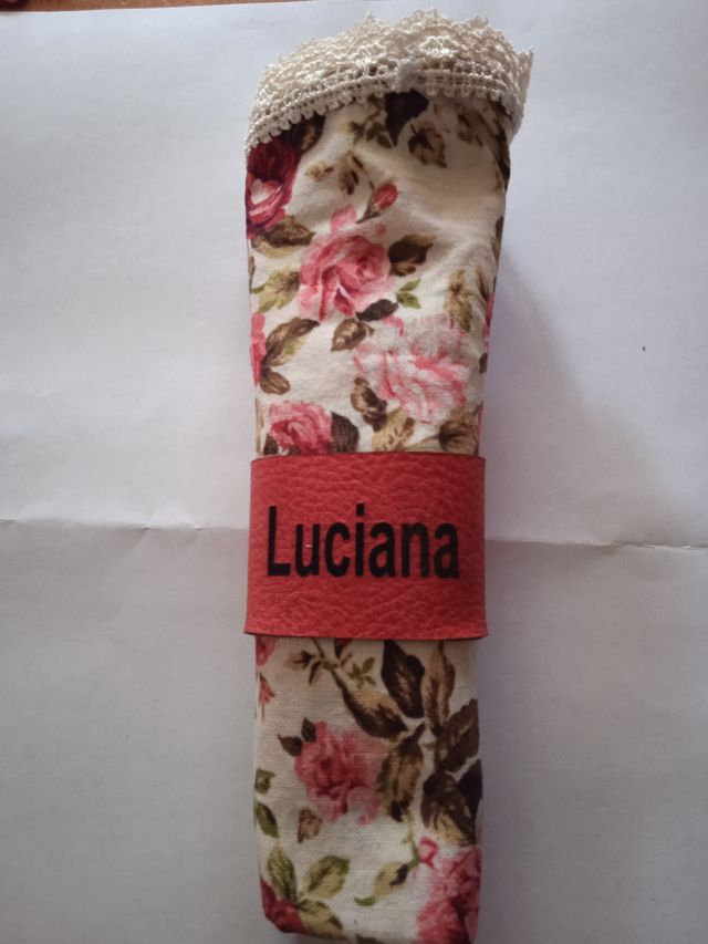 Portatovaglioli in cuoio o legno personalizzati