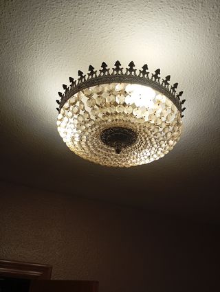 Lampara araña de bronce y cristales.