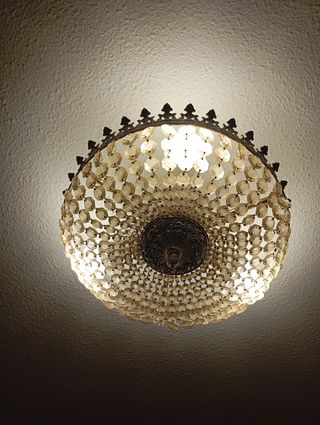 Lampara araña de bronce y cristales.