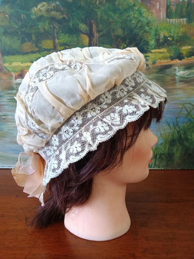 Antica cuffia da notte in seta e pizzo