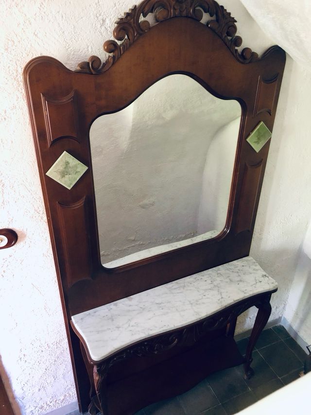 Recibidor de madera y mármol