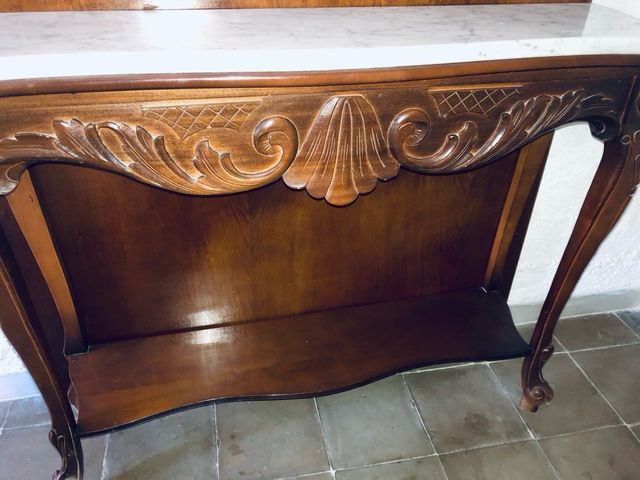 Recibidor de madera y mármol