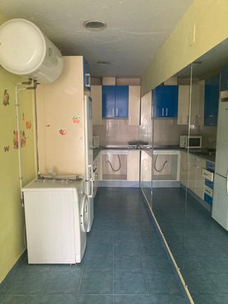 Edificio con 2 viviendas y local