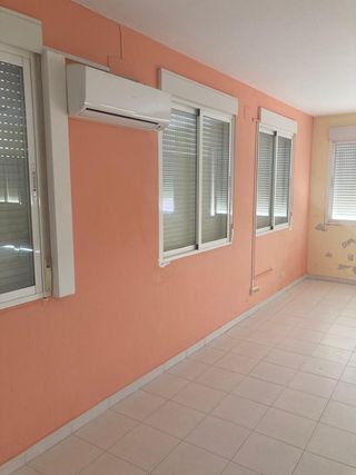 Edificio con 2 viviendas y local