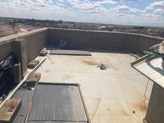 Edificio con 2 viviendas y local