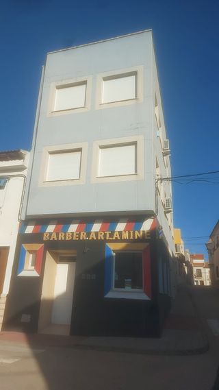 Edificio con 2 viviendas y local